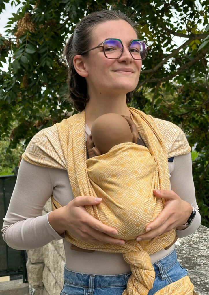 Portage physiologique de bébé en écharpe tissée